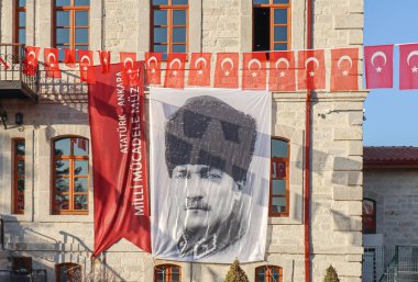 Ankara Ulusal Mücadele Müzesi. Atatürk posteri ve Türk bayrakları.