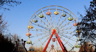 Lunaparktaki dönme dolaba boş koltuklar..