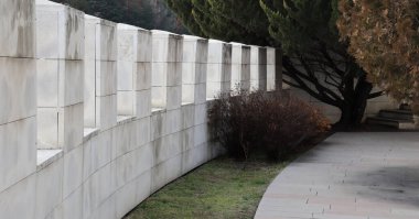 Eski kale duvarlarının iç görünümü.