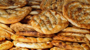 Ramazan pidesi. Geleneksel Türk ekmeği, istiflenmiş ramazan pita fotoğrafı.