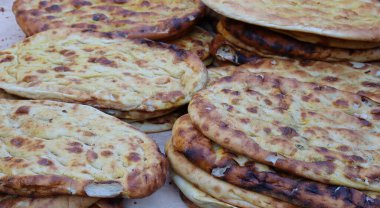 Yakın çekim istiflenmiş Ramazan pitaları. Fırın tezgahında çıtır ramazan pita. Ramazan pidesi.