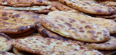 Ramazan Pide. Fırın tezgahında taze Ramazan Pide 'si. Ramazan pidesi.