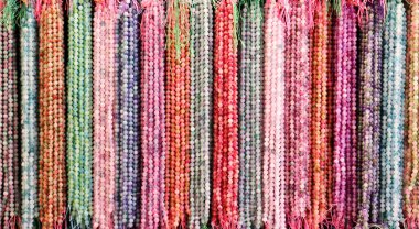 Tespih arkaplan fotoğrafı. Yerel pazarda çok renkli boncuklar satılıyor..