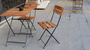 Boş masa ve kafenin önündeki sandalyeler..