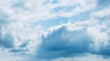 Yaz günü gökyüzünde kabarık bulut yoğunlaşması. Sağanak yağış getiren büyük bir bulut kütlesi.