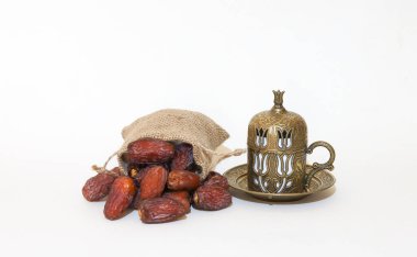 Kahve fincanı ve kurutulmuş meyveler beyaz arka planda izole edilmiş..
