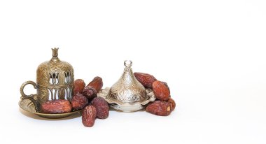 Kasede kurumuş hurma, beyaz arka planda kahve fincanı. Ramazan iftar yemeği. Tarihler - kurumuş meyve görüntüsü.