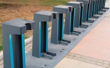 Şehir merkezinde boş bisiklet park alanı