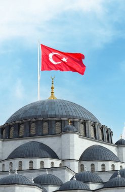 Cami kubbesinin üzerinde dalgalanan Türk bayrağı. Türk bayramlarını ve ulusal günlerini kutlamak için arkaplan resmi.