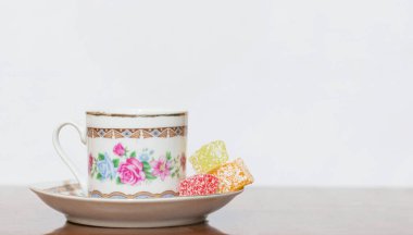 Turk Kahvesi. Türk kahve fincanı yanında küçük renkli Türk lezzeti..