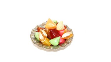 Beyaz arka planda geleneksel renkli Türk şekerlemeleri. Ramazan Bayrami sekeri - Ramazan bayramı şekeri.