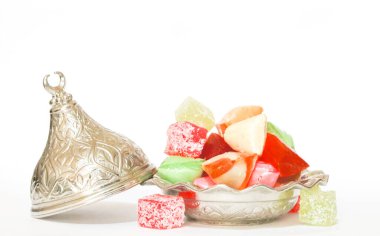 Ramazan tatili. Türk zevki ve sertliği, beyaz arka planda renkli şekerler. İslami bayram arka plan fotoğrafı.