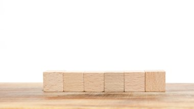 Mesaj şablonu. Beyaz arkaplanda yan yana yatay olarak altı boş tahta blok