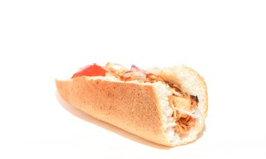 Türk sokak yemeği. Tavuk Doner - Ekmek içinde tavuk donör beyaz arkaplanda izole.