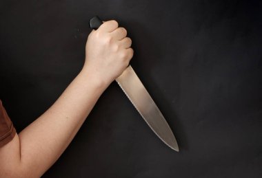 Siyah arka planda bıçak tutan birinin eli. Suç mahalli, cinayet, seri katil konsepti arkaplan resmi.