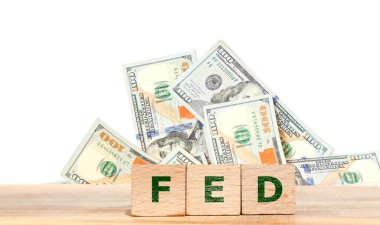 Federal Rezerv (FED) arkaplanda dolar banknotları olan tahta bloklar üzerine yazı. Amerikan ekonomisi, iş ve finansal konsept geçmişi.