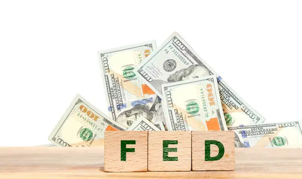 Federal Rezerv (FED) arkaplanda dolar banknotları olan tahta bloklar üzerine yazı. Amerikan ekonomisi, iş ve finansal konsept geçmişi.
