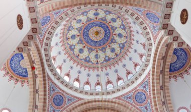 Caminin tavanının iç manzarası. Dekoratif cami dekorasyonları. Ankara, Trkiye - 28 Mart 2025