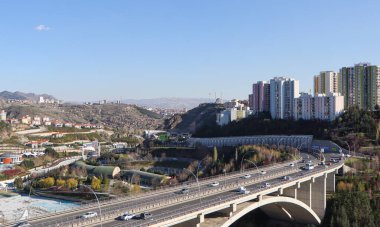 Ankara şehir merkezinde yüksek viyadük üzerindeki trafik akışı ve araçların hava görüntüsü. Ankara, Trkiye - 28 Mart 2025