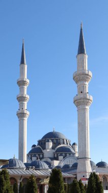 Çift minareli bir caminin dikey görüntüsü. İslami arkaplan. Güzel cami manzarası.
