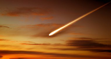 Büyük bir hızla atmosfere giren göktaşı ve gün batımı gökyüzü manzarası. Kıyamet günü, düşen kuyruklu yıldız, asteroid ve gök cismi konsepti fotoğrafı.