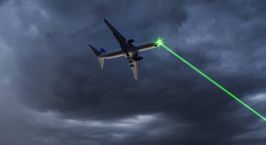 Yolcu uçağı pilotunun görüşü lazer işaretleyici tarafından engellendi. Uçuş güvenliği konsepti fotoğrafı.