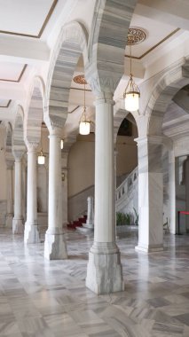 Tarihi müze binasının içindeki beyaz mermerden yapılmış yüksek, kavisli kolonlar..