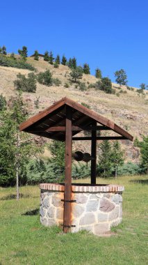 Kırsal bölgedeki eski moda su kuyusu..