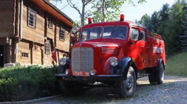 Büyük kırmızı antika itfaiye aracı.. 