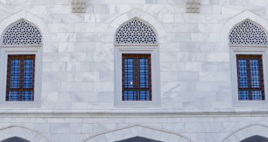 Kemerli camilerin ve mermer duvarların dış görünüşü.