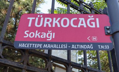 Türk Ocagi Caddesi 'ni gösteren işaret levhası. Ankara, Türkiye 