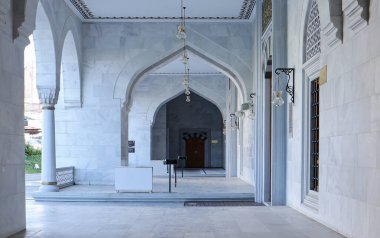 Mermer kemerli duvarlar ve cami avlusu.