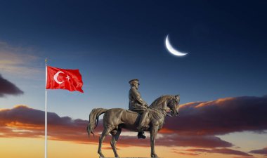 Türk Bayragi - Türk bayrağı. Günbatımında hilal ve bayrak direğinde dalgalanan Türk bayrağı.