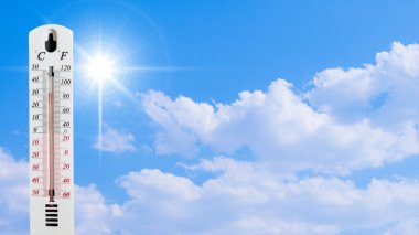Güneşli mavi gökyüzü arka planında termometre. Yaz mevsimi aşırı sıcak hava konsepti.