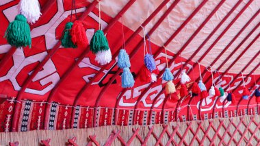 Orta Asya Türk çadırı içindeki dekoratif süsler. Göçebe çadırının içi..