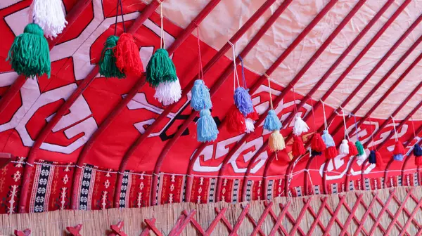 Orta Asya Türk çadırı içindeki dekoratif süsler. Göçebe çadırının içi..