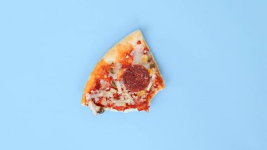 Isırılmış soğuk ve kurutulmuş pizzanın üst görüntüsü..