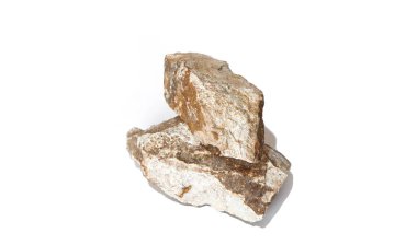 Kahverengi iki doğal taş birbirinin üstünde duruyor..