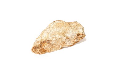 Kahverengi renkli sert kayanın fotoğrafı. Beyaz arkaplanda izole edilmiş doğal taş.