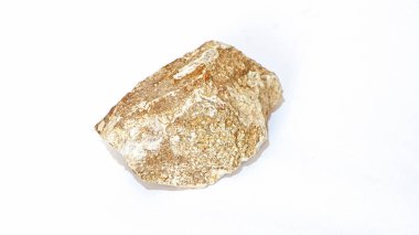 Beyaz arka planda izole edilmiş doğal bir taş. Kahverengi aşınmış yüzeyi olan sert bir kaya parçası..