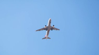 Mavi gökyüzünde uçan yolcu uçağı. Ulaşım, seyahat ve hava ulaşımı. İniş takımlarıyla havalanan yolcu uçağı.