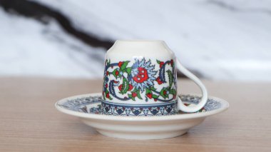 Turk Kahvesi - Türk kahvesi. Tahta bir masada baş aşağı duran bir Türk kahve fincanı. Falcı..