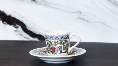 Türk kahvesi, Turk Kahvesi. Masanın üzerinde güzel porselen bir kahve fincanı var. Türk kahve fincanında Osmanlı tarzı çiçek motifi.