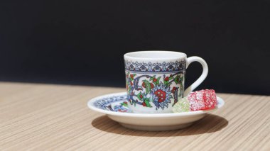 Meşhur Türk kahvesinin yakın plan görüntüsü. Turk Kahvesi - Türk kahvesi ahşap masa üzerinde renkli Türk tatlısıyla.