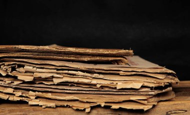 Eski katlanmış gazete yığını ahşap masada..