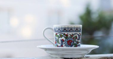 Arkaplanı bulanık olan Türk kahvesi (Türk Kahvesi) fincanı.