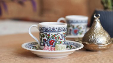 Türk kahvesi Türk tatlısıyla servis edilir. Türk kahvesi köpük, aroma ve sunumuyla göze çarpıyor. Ramazan Bayramı kutlama fotoğrafı.