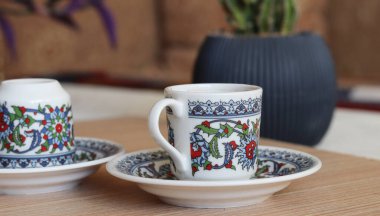 Türk kahve fincanı (Turk Kahvesi Fincani). Üzerinde fayans motifleri olan porselen bir Türk kahve fincanı..