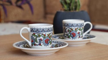 Porselen bir fincanda servis edilen geleneksel Türk kahvesinin fotoğrafı.