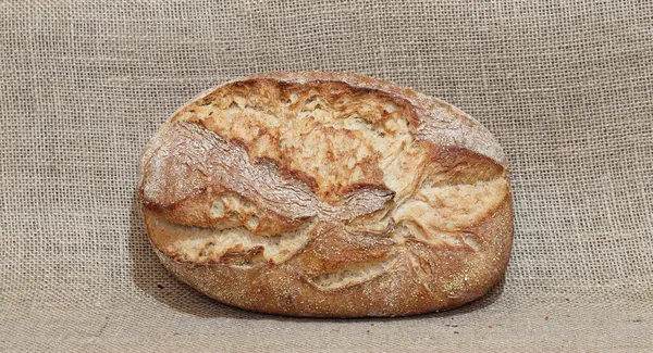 Fırında pişmiş bir somun taze ekmek fotoğrafı. Sağlıklı yemek..